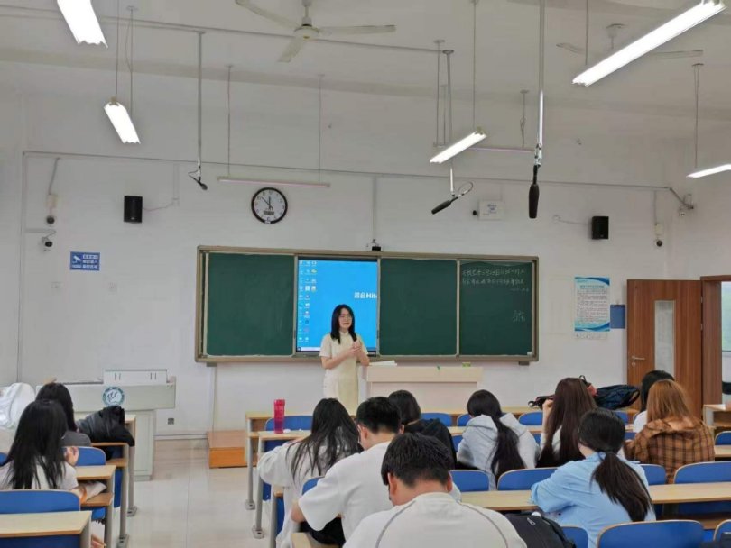 优秀毕业生黄永琰担任主讲人